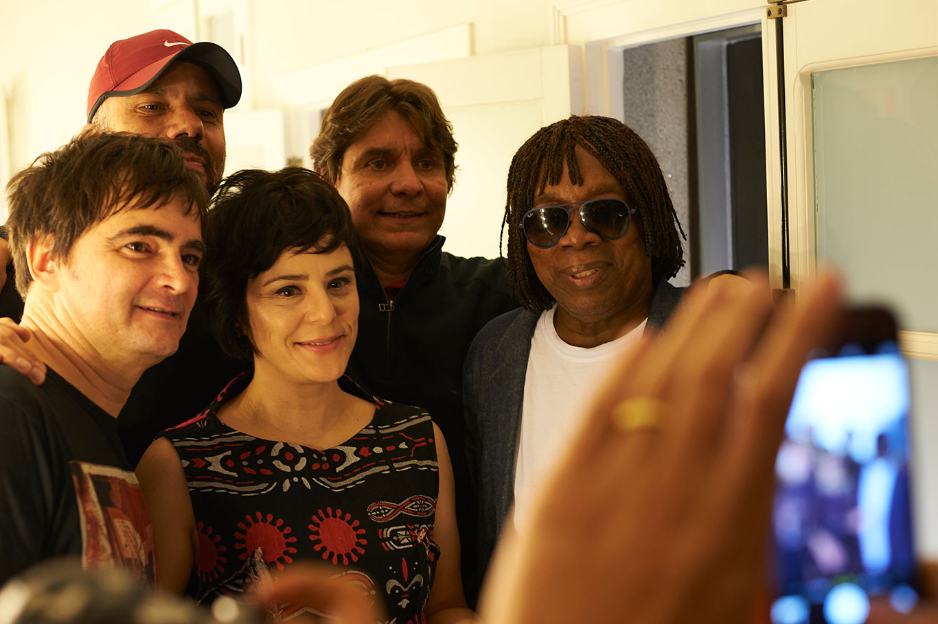 Samuel Rosa ao lado de Lô, Fernanda Takai, Milton Nascimento e do diretor de cinema Oscar Rodrigues Alves, nos bastidores de uma gravação de DVD em 2015